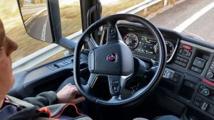 In mezzo a una carenza globale di autisti, questa azienda svedese mira a mettere sulle strade camion a guida autonoma