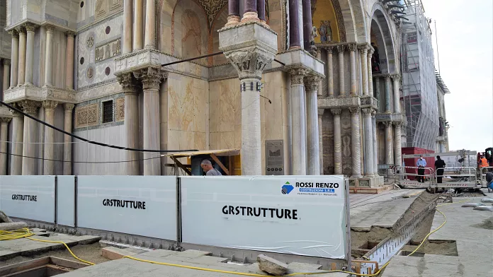 La Basilica di Venezia resta asciutta per la prima volta grazie alle nuove barriere protettive in vetro