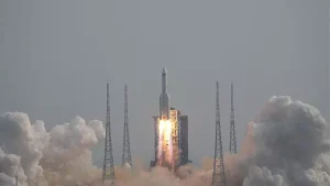 La Spagna chiude lo spazio aereo e ritarda 300 voli mentre i detriti dei razzi cinesi precipitano a terra