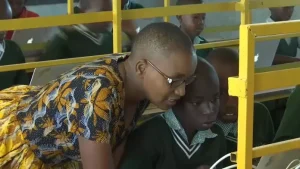 La donna che acquista vecchi computer per insegnare ai giovani kenioti le competenze informatiche