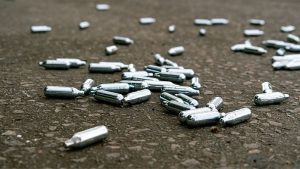 L'avvertimento emesso mentre l'uso di gas esilarante in Europa aumenta vertiginosamente vede un forte aumento dei casi di avvelenamento