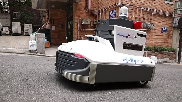 Questo robot di pattuglia a guida autonoma viene utilizzato per rilevare i pericoli e allertare la polizia nelle strade di Seoul