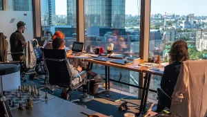 Sovraccarico di lavoro e schiacciato dall'inflazione: incontra gli europei che svolgono più lavori per pagare i conti