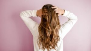 come proteggere i capelli durante l'inverno