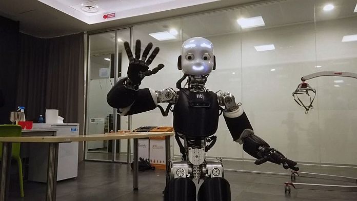 Artisti e macchine simili all'uomo: ecco i robot più pazzi del 2022