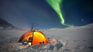 Castelli di neve e nuotare con le orche: le cose migliori da fare in Lapponia oltre a visitare Babbo Natale