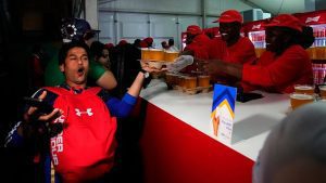 Coppa del Mondo in Qatar: c'è solo una licenza e i fan devono fissare un appuntamento per fare acquisti lì