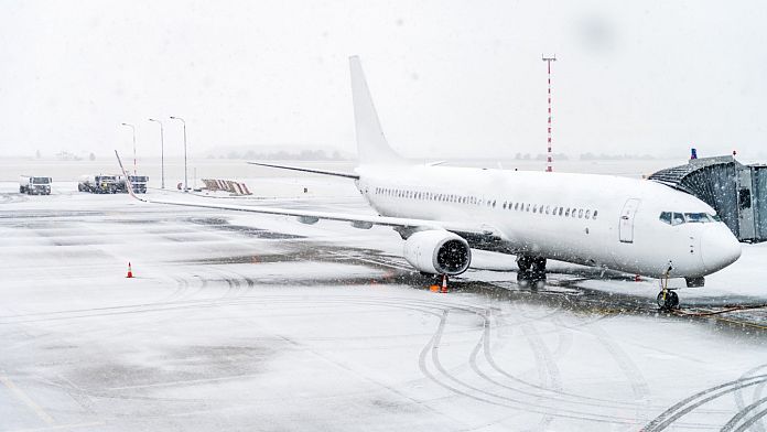 I voli da e per il Regno Unito subiscono continue interruzioni a causa della neve: ecco le ultime cancellazioni