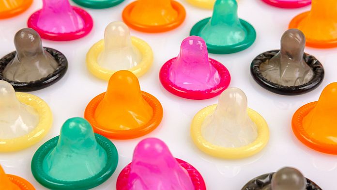 La Francia renderà i preservativi gratuiti per i giovani adulti mentre Macron promette di affrontare l'aumento delle malattie sessualmente trasmissibili