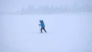Le condizioni meteorologiche estreme intrappolano centinaia di viaggiatori all'aeroporto islandese che cercano di tornare a casa per Natale
