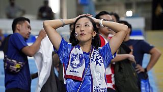 Un tifoso giapponese reagisce dopo la vittoria della Croazia negli ottavi di finale della Coppa del mondo tra Giappone e Croazia allo stadio Al Janoub di Al Wakrah, Qatar, lunedì 5 dicembre 2022.