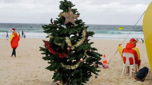 Panini di tacchino sulla spiaggia e crociere decorative: come trascorrere il Natale all'estero
