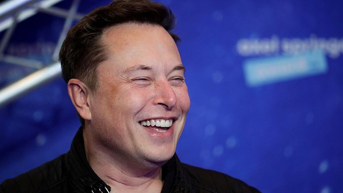 Twitter ripristina i giornalisti banditi dopo il voto online di Elon Musk