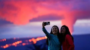 Vulcano Mauna Loa: in migliaia accorrono per i selfie con "Madre Natura che ci mostra il suo volto"