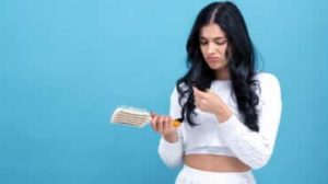 Come usare l'olio di mandorle per controllare la caduta dei capelli?