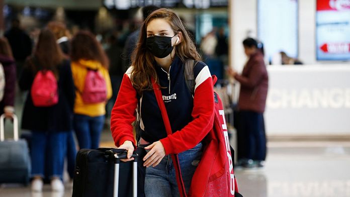Dovresti indossare una maschera sui voli?  L'OMS emette nuove raccomandazioni man mano che la variante COVID si diffonde