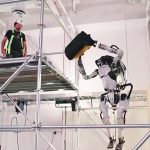 Guarda il robot umanoide Atlas di Boston Dynamics saltare, afferrare, lanciare ed eseguire una capriola su più assi