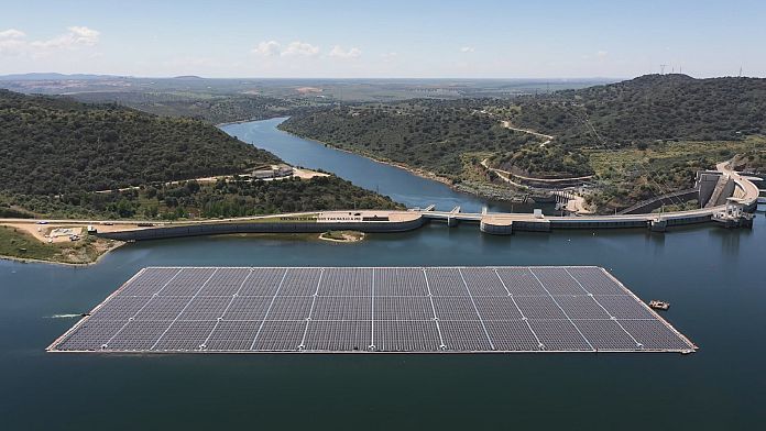 I pannelli solari galleggianti potrebbero essere una soluzione sia alla crisi climatica che all'aumento dei prezzi dell'energia?