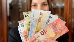 I prezzi estivi salgono alle stelle: ecco come prenotare una vacanza economica nel 2023