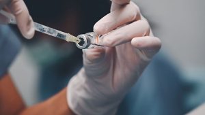 Il vaccino Pfizer COVID segnalato negli Stati Uniti per "possibile collegamento" con l'ictus negli anziani