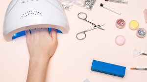 Lo studio rileva che gli essiccatori UV per unghie utilizzati per la manicure in gel possono danneggiare il DNA e causare mutazioni nelle cellule umane