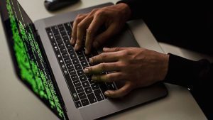 Quattro semplici modi per migliorare la tua sicurezza online e proteggere i tuoi dati dagli hacker