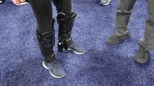 Questo esoscheletro "sedia indossabile" è progettato per alleggerire il carico mentre sei in piedi