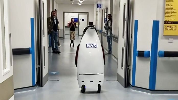 Carenza infermieristica: vengono utilizzati robot ausiliari per alleggerire il carico sul personale ospedaliero oberato di lavoro