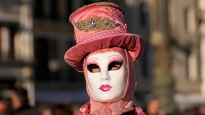 Coriandoli e ciambelle fritte: come vivere il Carnevale di Venezia come un locale