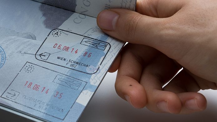Fine di un'era per i timbri sui passaporti?  Il nuovo sistema di ingresso nell'UE registrerà i viaggiatori digitalmente