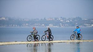 I turisti affollano l'isola del Lago di Garda dopo che il percorso nascosto è stato rivelato dalla siccità