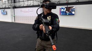 La polizia di Città del Messico combatte il crimine nella realtà virtuale nel nuovo centro di formazione futuristico