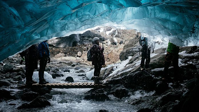 Le grotte di ghiaccio islandesi sono incredibili, ma i ghiacciai si stanno "sciogliendo come se non ci fosse un domani"