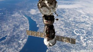 "L'impatto esterno" ha causato una perdita di refrigerante su un veicolo spaziale russo attraccato alla ISS, afferma Roscosmos