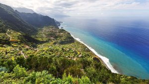 Madeira: perché dovresti visitare l'isola paradisiaca delle spiagge di sabbia nera quest'estate