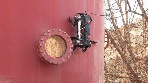 Questo robot Spider-Man può arrampicarsi sui muri e aggrapparsi ai soffitti utilizzando piedini elettromagnetici