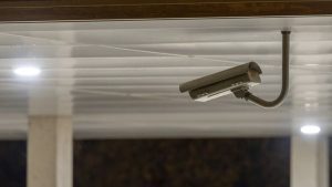 Sorridi, l'intelligenza artificiale ti sta guardando: Parigi ha chiesto una nuova videosorveglianza in vista delle Olimpiadi del 2024