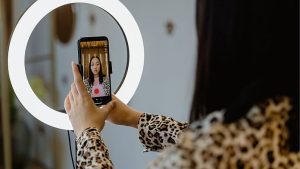 TikTok imposta un limite di tempo sullo schermo di 60 minuti per gli utenti sotto i 18 anni e un "promemoria del sonno" per tutti