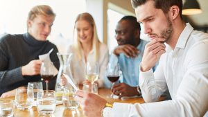 "A volte odio gli europei": il cameriere denuncia la cultura delle mance avari, ma siamo davvero così cattivi?