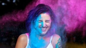 Holi colora i capelli