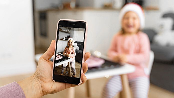 "Condivisione": perché la Francia sta cercando di impedire ai genitori di condividere eccessivamente le immagini dei propri figli online?