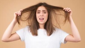 ridurre l'effetto crespo con il siero per capelli