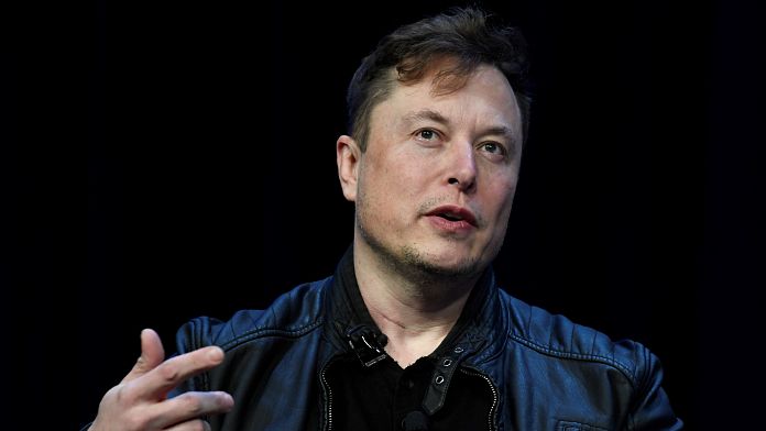 Elon Musk fa marcia indietro dopo aver deriso pubblicamente un dipendente di Twitter che gli ha chiesto se avesse ancora un lavoro