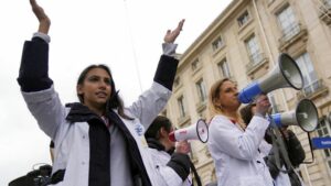 Esplode la "bomba a orologeria" della crisi degli operatori sanitari in Europa: l'OMS