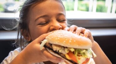 gli alimenti possono causare obesità infantile