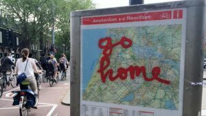 Guarda la nuova campagna di Amsterdam che esorta i turisti britannici ubriachi a "stare alla larga"