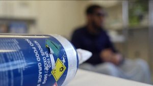 I medici del Regno Unito chiedono controlli più severi sul "gas esilarante" a causa dell'aumento del numero di giovani colpiti