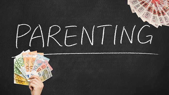 Il denaro impedisce agli under 35 nel Regno Unito di avere figli.  Come si confrontano gli assegni familiari in Europa?