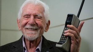 Il "padre dei telefoni cellulari", 94 anni, non conosce TikTok ma spera nel futuro della tecnologia mobile