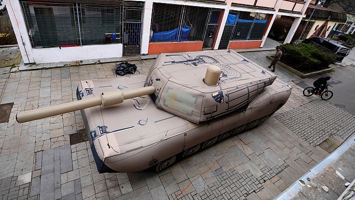 L'Ucraina sta ingannando la Russia sul campo di battaglia con carri armati e armi gonfiabili?